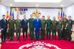 L'ambassadeur Nguyen Minh Vu est allé adresser ses vœux au Commandement général des Forces armées royales cambodgiennes, à l’occasion du Nouvel An traditionnel Chol Chnam Thmey 2026. Photo: VNA