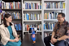 Le Dr Arisman (à droite), directeur exécutif du Centre d’études sur l’Asie du Sud-Est (CSEAS) d’Indonésie dans une interview accordée à l’Agence vietnamienne d’Information (VNA). Photo : VNA