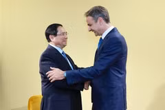 Le Premier ministre Pham Minh Chinh rencontre son homologue grec Kyriakos Mitsotakis (droite). Photo: VNA