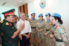 Le général de corps d’armée Hoàng Xuân Chiên, vice-ministre de la Défense et chef du Comité de pilotage du ministère sur la participation aux opérations de maintien de la paix de l’ONU, et Hugh Jeffrey, secrétaire général adjoint à la Défense de l’Australie échangent avec des femmes officiers de la Force vietnamienne de maintien de la paix. Photo : VNA