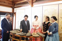 Le secrétaire général Tô Lâm et son épouse présentent l'art lithophone vietnamien au président sud-coréen Lee Jae Myung et à son épouse. Photo : VNA