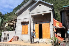 La famille de Nong Hoang Quynh, du hameau de Keo Si, chef-lieu de Thanh Nhat, district de Ha Lang, province de Cao Bang, a reçu une aide pour construire une nouvelle maison dans le cadre du programme visant à éliminer les maisons précaires et délabrées. Photo: VNA