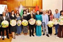 L'ambassadrice du Vietnam en Bulgarie, Nguyen Thi Minh Nguyet et des journalistes bulgares lors de l'événement. Photo : VNA