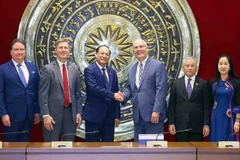 Le vice-président de l'Assemblée nationale (AN) Trân Quang Phuong (3e de gauche à droite) et le député John Moolenaar, de l'État du Michigan à la Chambre des représentants des États-Unis (3e de droite à gauche). Photo: VNA