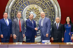 Le vice-président de l'Assemblée nationale (AN) Trân Quang Phuong (3e de gauche à droite) et le député John Moolenaar, de l'État du Michigan à la Chambre des représentants des États-Unis (3e de droite à gauche). Photo: VNA
