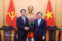 Le professeur associé et docteur Doan Minh Huan, membre du Politburo et directeur de l'Académie nationale de politique Hô Chi Minh (gauche) et l'ambassadeur de Chine au Vietnam, He Wei. Photo: VNA