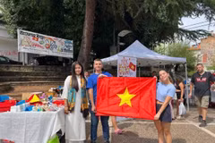 Des amis grecs ont participé avec enthousiasme aux Journées du Vietnam. Photo fournie par l'ambassade du Vietnam en Grèce