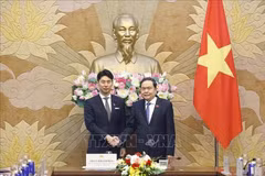 Le président de l'Assemblée nationale (AN) Trân Thanh Mân (droite) et le chef de de la Division de la Jeunesse du Parti libéral-démocrate (PLD) du Japon Nakasone Yasutaka. Photo: VNA