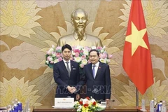 Le président de l'Assemblée nationale (AN) Trân Thanh Mân (droite) et le chef de de la Division de la Jeunesse du Parti libéral-démocrate (PLD) du Japon Nakasone Yasutaka. Photo: VNA
