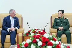 Le général d’armée Phan Van Giang, membre du Bureau politique, secrétaire adjoint de la Commission militaire centrale et ministre de la Défense (à droite), rencontre Michael DeSombre, secrétaire d’État adjoint des États-Unis, à l’occasion de sa visite de travail au Vietnam. Photo : qdnd.vn