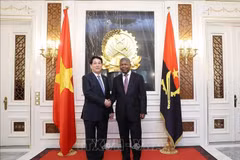 Le président angolais João Manuel Gonçalves Lourenço (droite) accueille le président Luong Cuong. Photo: VNA