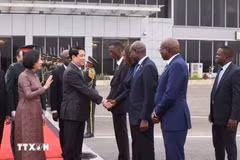 Des responsables angolais accompagnent le président Luong Cuong et son épouse à l'aéroport international Quatro de Fevereiro de Luanda. Photo: VNA