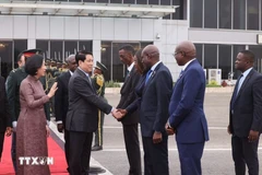 Des responsables angolais accompagnent le président Luong Cuong et son épouse à l'aéroport international Quatro de Fevereiro de Luanda. Photo: VNA