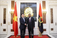 Le président angolais João Manuel Gonçalves Lourenço (droite) accueille le président Luong Cuong. Photo: VNA