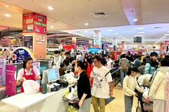 Des consommateurs font leurs courses dans un supermarché à Hanoï (Photo : VietnamPlus)