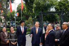 Le secrétaire général du Parti communiste du Vietnam et président de la République, To Lam (centre) et les ambassadeurs et chargés d'affaires des pays membres de l'ASEAN. Photo: VNA