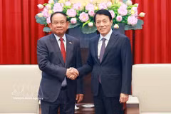 Le ministre vietnamien de la Sécurité publique, Luong Tam Quang (à droite), et le secrétaire d'État du ministère cambodgien de l'Intérieur, Santibindit Chan Ean. Photo: VNA