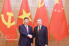 Le secrétaire général du PCV To Lam (à droite) et le dirigeant chinois, Xi Jinping, lors de sa visite d'État au Vietnam, le 14 avril 2025. Photo : VNA