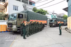 Les équipes de la logistique et de la technique préparent le matériel, les vivres et les fournitures destinés à la mission au Venezuela. Photo : VNA