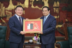 Le Premier ministre (à droite) a signé une plaque commémorative marquant la production du deux milliardième téléphone mobile de Samsung au Vietnam. Photo : VGP