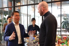 Le président de la VBAB, Nguyen Thanh Vinh (à gauche) échange avec un représentant d'une entreprise belge. Photo : VNA