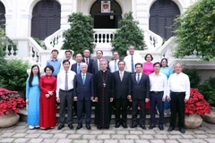 Do Van Chien, membre du Politburo, secrétaire du Comité central du Parti et président du Comité central du Front de la Patrie du Vietnam (4e de gauche à droite, première rangée) et Nguyen Nang, archevêque de l'archidiocèse de Ho Chi Minh-Ville et président de la Conférence des évêques catholiques du Vietnam (5e de gauche à droite, première rangée) prennent une photo avec d'autres. Photo : VNA