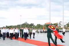 Le leader du PCV rend hommage au Président Hô Chi Minh et aux martyrs à Phu Quoc. Photo : VNA