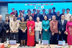 Des dirigeants de l'Union des organisations d'amitié de Hô-Chi-Minh-Ville, des consuls généraux et des représentants des consulats généraux des pays de l'ASEAN à Hô Chi Minh-Ville, lors de l'événement. Photo : VNA