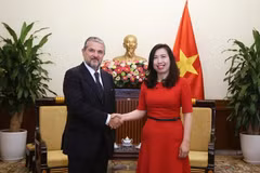 La vice-ministre des Affaires étrangères Lê Thi Thu Hang et Valentino Valentini, vice-ministre italien des Entreprises et du Made in Italy. Photo: VNA