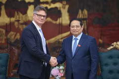 Le Premier ministre Pham Minh Chinh (à droite) reçoit Antoine Colin, vice-président principal chargé de la transformation numérique et de la résilience de la chaîne d'approvisionnement mondiale du groupe américain HP. Photo: VGP