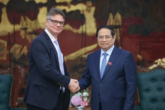 Le Premier ministre Pham Minh Chinh (à droite) reçoit Antoine Colin, vice-président principal chargé de la transformation numérique et de la résilience de la chaîne d'approvisionnement mondiale du groupe américain HP. Photo: VGP