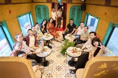 Des visiteurs à bord du train. Photo: baodautu.vn