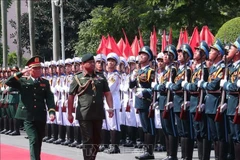 Nguyen Tan Cuong, chef d’état-major général de l’Armée populaire du Vietnam et vice-ministre de la Défense (à gauche), et le général Dato Paduka Seri Haji Muhammad Haszaimi Bin Bol Hassan, commandant des Forces armées royales du Brunei, passent en revue de la garde d'honneur de l'Armée populaire du Vietnam. Photo : VNA