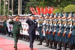 Le général Nguyen Tan Cuong (droite), chef d'état-major de l'Armée populaire vietnamienne et vice-ministre de la Défense et le général Uchikura Hiroaki, chef d'état-major des Forces d'autodéfense japonaises, passent en revue la garde d'honneur de l'Armée populaire vietnamienne. Photo : VNA.