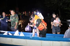 Les forces militaires et policières apportent activement leur soutien à la population touchée par les inondations