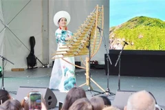 Un numéro de représentation de xylophone de bambou T’rưng à l'événement. Photo : VNA