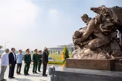 Accompagné de sa délégation, le dirigeant cubain a d'abord honoré la mémoire des experts militaires cubains en déposant une gerbe de fleurs à leur monument. Photo : VNA