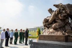 Accompagné de sa délégation, le dirigeant cubain a d'abord honoré la mémoire des experts militaires cubains en déposant une gerbe de fleurs à leur monument. Photo : VNA