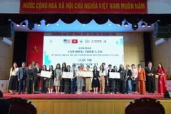 Remise des prix lors du concours intitulé "Découvrir les États-Unis". Photo: VNA