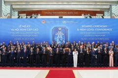 Le président Luong Cuong et le secrétaire général de l'ONU, António Guterres, posent pour une photo avec les chefs de délégation participant à la cérémonie d'ouverture à la signature de la Convention de Hanoï. Photo : VNA