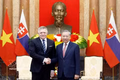 Le secrétaire général du Parti et président de la République To Lam (droite) et le Premier ministre slovaque, Robert Fico. Photo: VNA