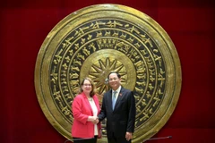 Le vice-président de l'AN Trân Quang Phuong et la présidente de la Commission d'examen de l'économie et de la sécurité entre les États-Unis et la Chine du Congrès américain, Reva Price. Photo: VNA