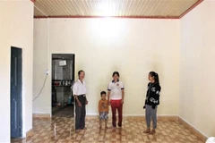 La province de Kon Tum, située sur les Hauts Plateaux du Centre, mobilise l’ensemble de son système politique pour accompagner les populations défavorisées, en particulier les communautés issues de minorités ethniques, dans la construction de logements neufs, salubres et durables. Photo : VNA