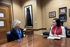 La vice-présidente de l'Assemblée nationale (AN), Nguyen Thi Thanh (droite), et la sénatrice Marsha Blackburn. Photo : VNA