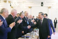 Le secrétaire général du Parti communiste du Vietnam (PCV), Tô Lâm, rencontre des intellectuels et experts russes ayant soutenu le Vietnam, le 11 mai à Moscou. Photo : VNA