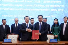 Nguyen Loc Ha (à droite), vice-président permanent du Comité populaire de Hô Chi Minh-Ville, et Phimpone Phandanuvong (à gauche), vice-président du Comité gouvernemental de la province de Champassak, ont signé un mémorandum d'entente sur la coopération pour la période 2026-2030 entre les deux collectivités. Photo : VNA 