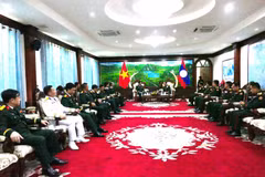 Le général de corps d'armée Nguyên Truong Thang, vice-ministre de la Défense a rendu une visite de courtoisie au ministre lao de la Défense nationale, le général de corps d'armée Khamliang Outhakaysone, à Vientiane le 20 novembre. Photo : VNA