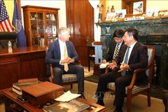 Le ministre de l'Industrie et du Commerce, Nguyên Hông Diên (droite) et le sénateur du Kansas, Roger Marshall. Photo: VNA