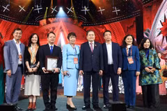 Le président de l’Assemblée nationale Trân Thanh Mân prend une photo avec des dirigeants de l’Agence vietnamienne d’information (VNA) et les auteurs primés. Photo: VNA