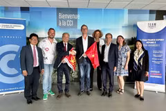 La délégation de l’ambassade du Vietnam en France en photo souvenir avec les entreprises normandes. Photo : VNA